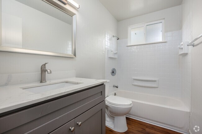 1 habitación, 1 baño - 650 pies cuadrados - Baño - Shasta Glen Apartments