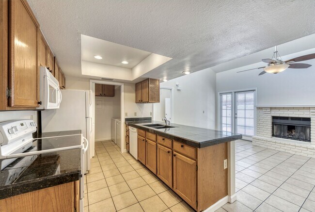 Building Photo - Wonderful 3 bedroom close minutes to ASU!!...