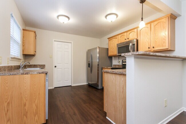Foto del edificio - 1351 Brooks Dr