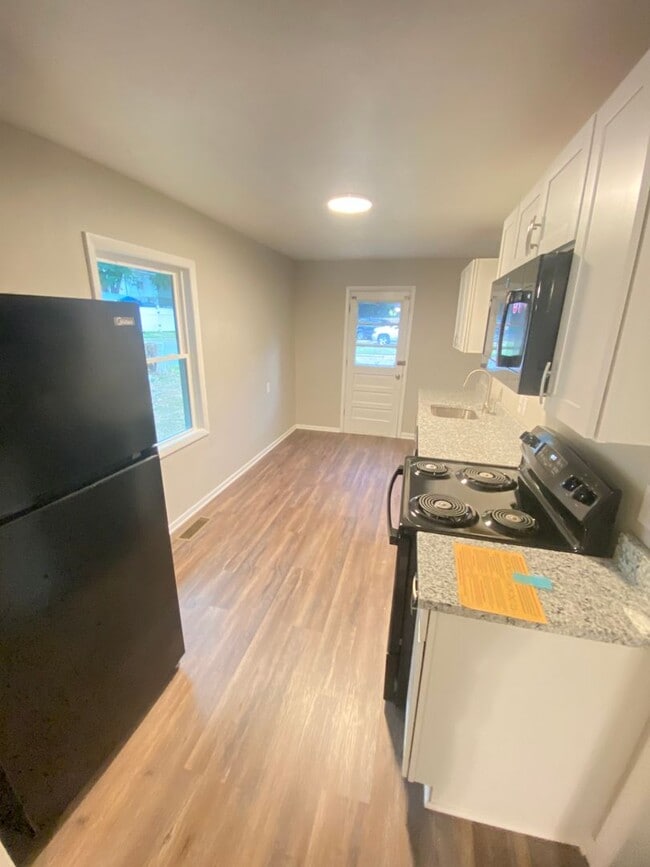 Building Photo - 3bd/1ba House Renovated In 2021 near Hwy 2...