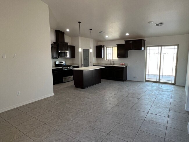 Building Photo - 3 Bedroom Split Floor Plan with 2 bathrooms