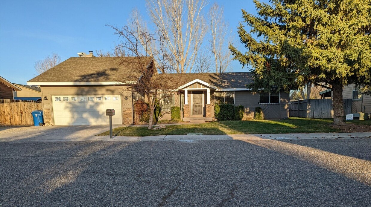 Foto principal - 3 Bed/ 2 bath Mountain Home