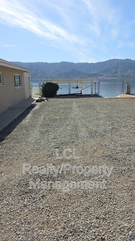 Foto del edificio - 17977 Lakeshore Dr