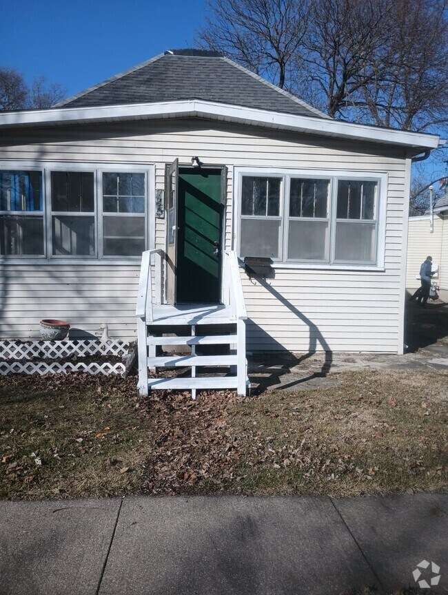 Apartments with Garages in Forrest, IL 2 Rentals