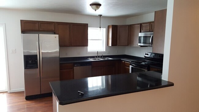 Building Photo - Beautiful 3 bedroom 2 bath with 2 stall at...