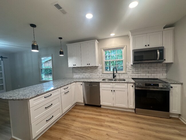Foto del edificio - 2440 Cottage Pl
