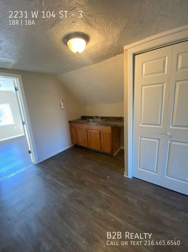 Building Photo - 2231 W 104th St