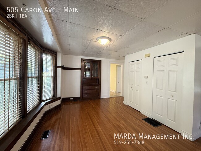 Photo du bâtiment - CHARMING 2 BED/1 BATH MAIN FLOOR UNIT W/ DRIVEWAY + 60% OF UTILITIES!