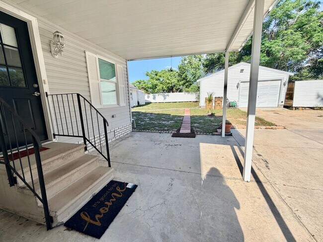 Foto del edificio - Large and Spacious 3/3 on near half acre NO HOA!