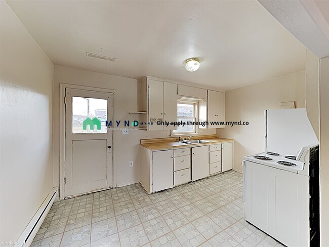 Building Photo - 1 br, 1 bath  - 12 W Washington Ave Apt D