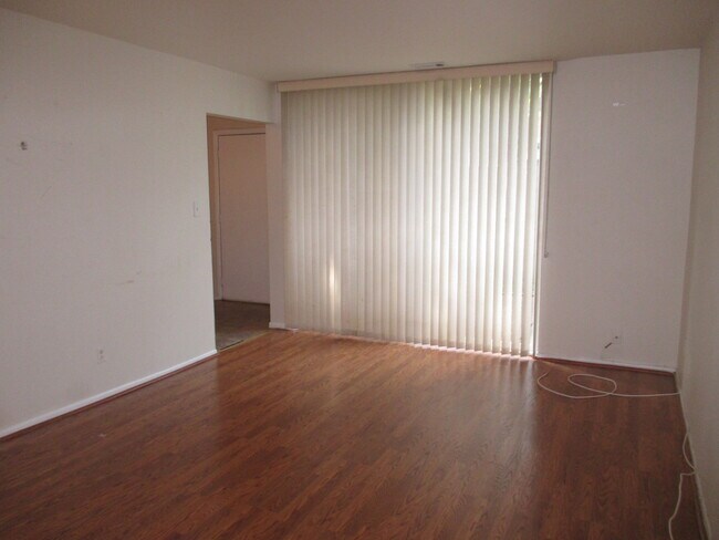 Building Photo - Charming 3 BR/2.5 BA Townhome in Columbia!