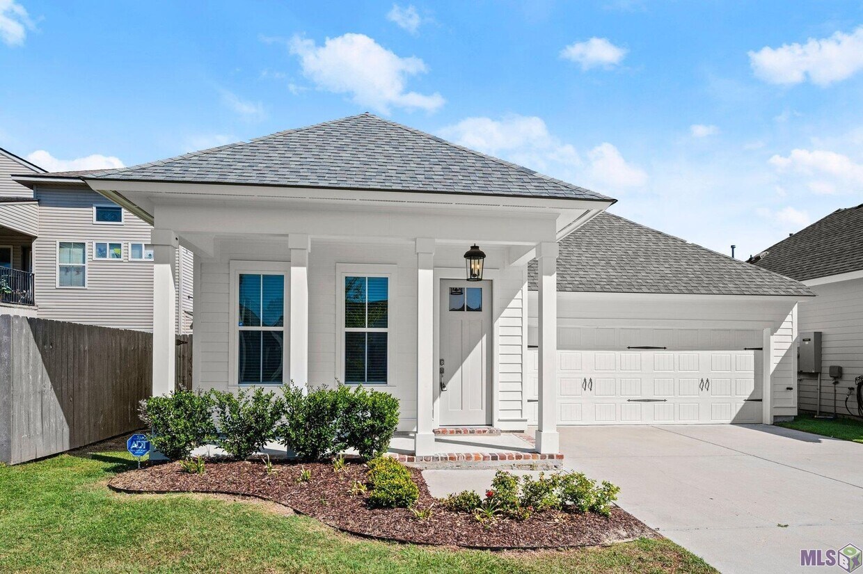 Primary Photo - Beautiful Modern Farmhouse 3 bedroom plus ...