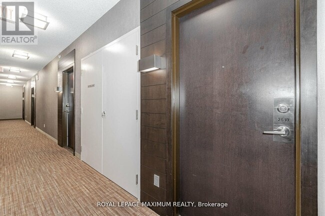 Photo du bâtiment - 215-2215 Sherway Gardens Rd