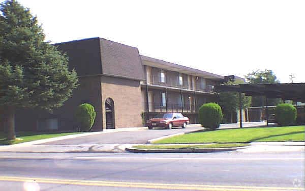 Building Photo - Parkway Apartments