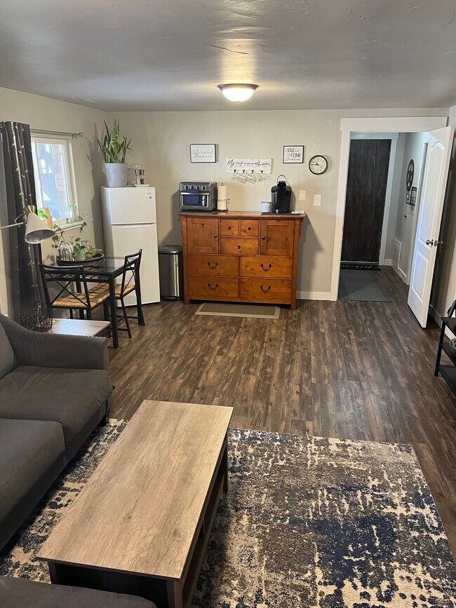 Foto del edificio - 6170 Castlewood Ln