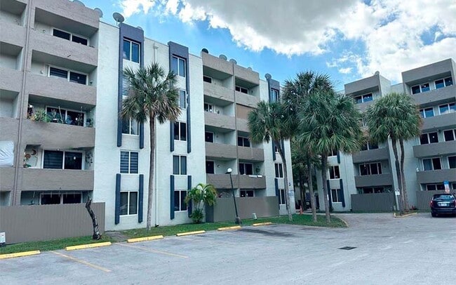 Building Photo - 10000 NW 80th Ct