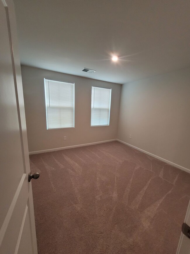 Building Photo - 227 Mildred Dr
