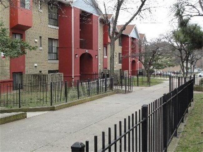 Building Photo - 1611 E Chase St