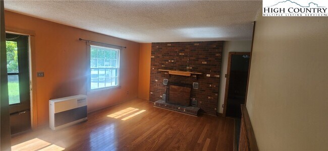 Building Photo - 112 Knoll Dr