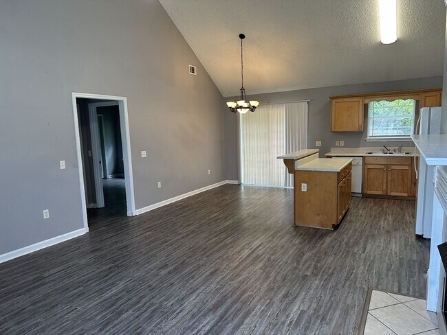 Foto del edificio - 641 Laurel Hill Cir