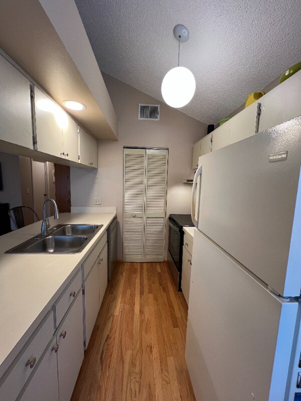 Foto del edificio - 626 Bellingham Pl