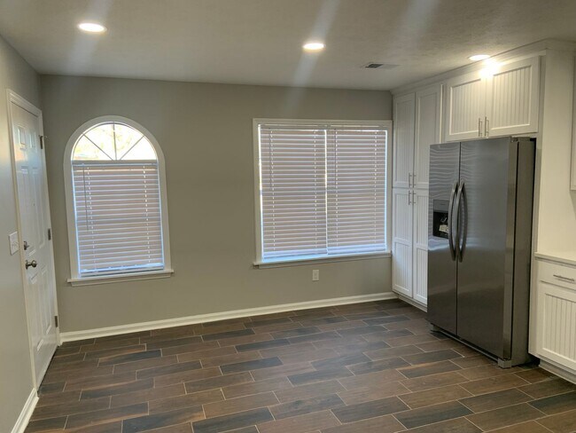 Foto del edificio - Newly Remodeled Duplex Available this Fall!
