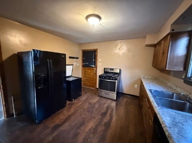 Building Photo - 122 Division St