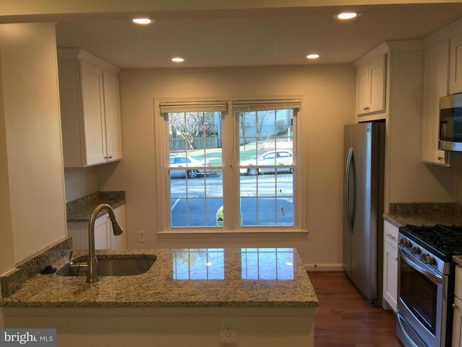 Building Photo - 536 Monet Dr
