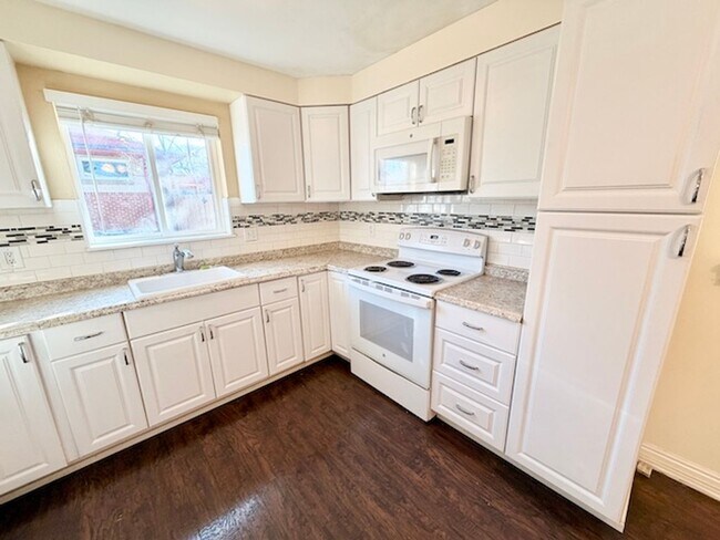 Foto del edificio - DEC RENT FREE FOR A LEASE STARTING BY NOV 15TH! - BRICK HOME WITH FINISHED BASEMENT