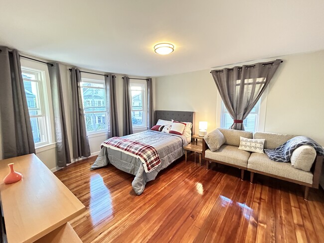 Living room or bedroom 2 - 16 Lewis Ave