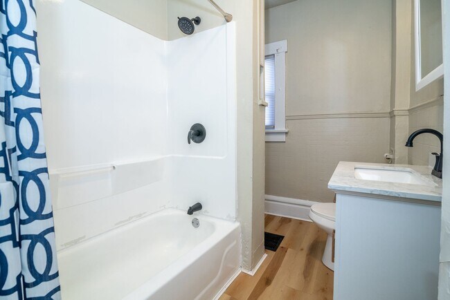 Foto del edificio - 402 Woodland Ave