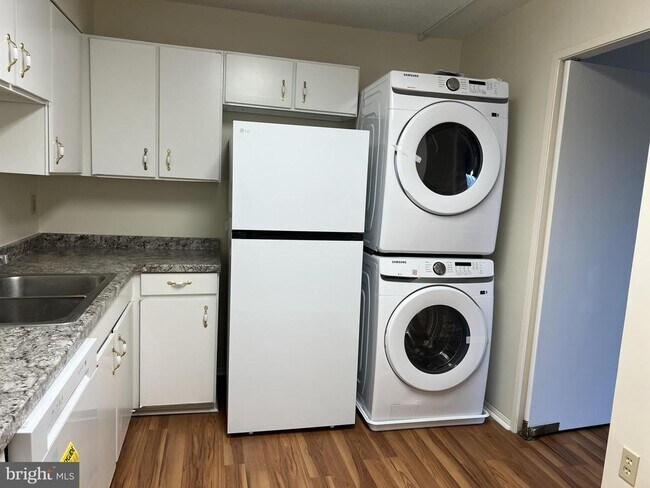 Foto del edificio - 15101 Interlachen Dr