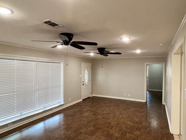 Building Photo - Large Family Home 318 855-0558 office@cree...