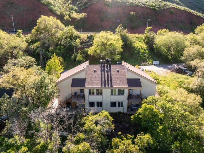 En el lado más tranquilo de Midland Avenue hacia Ski Sunlight - 3010 Hager Ln