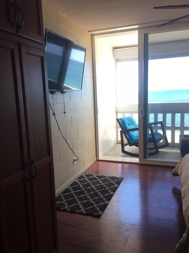Building Photo - Makaha Oceanfront Condo