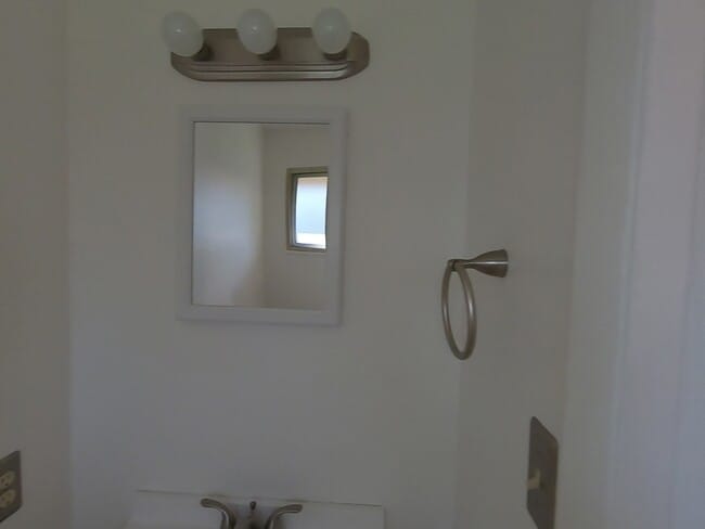 Building Photo - Brick Ranch home with great yard and beaut...