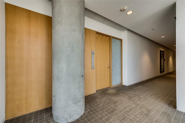 Foto del edificio - 2340 Victory Park Ln