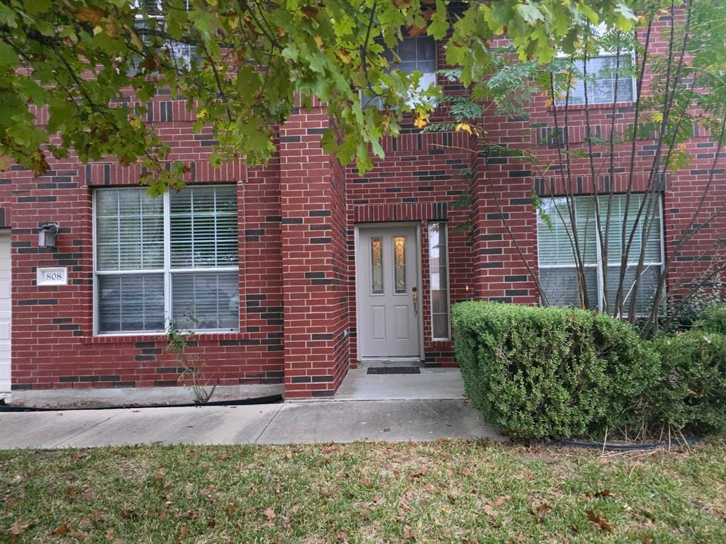 Primary Photo - 808 Busleigh Castle Way