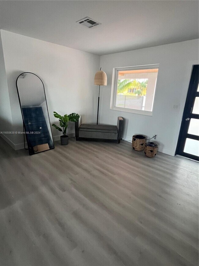 Foto del edificio - 1365 W 5th Ct