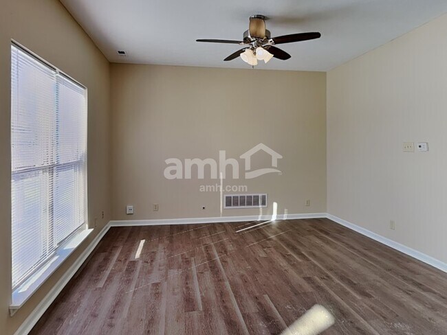 Building Photo - 1131 Clark Dr