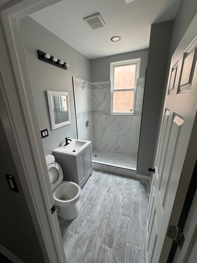 Building Photo - 3320 W Polk St