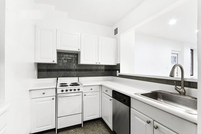 Building Photo - 215 E 37th St