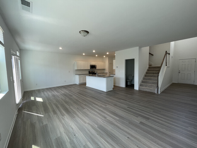 Building Photo - 5765 Thornton Dr