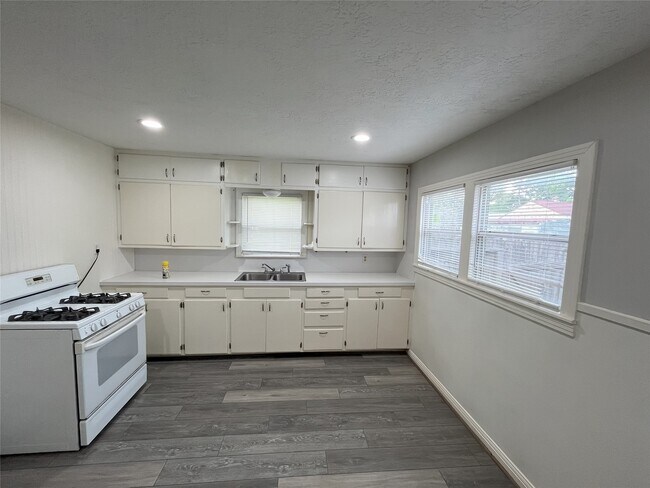 Foto del edificio - 1629 Bernie Ave