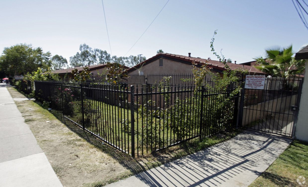 Building Photo - Villa Grande Apartments