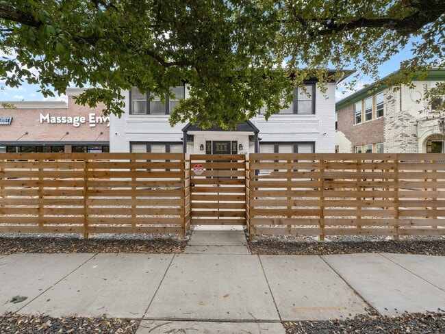 Building Photo - 1119 Waugh Dr