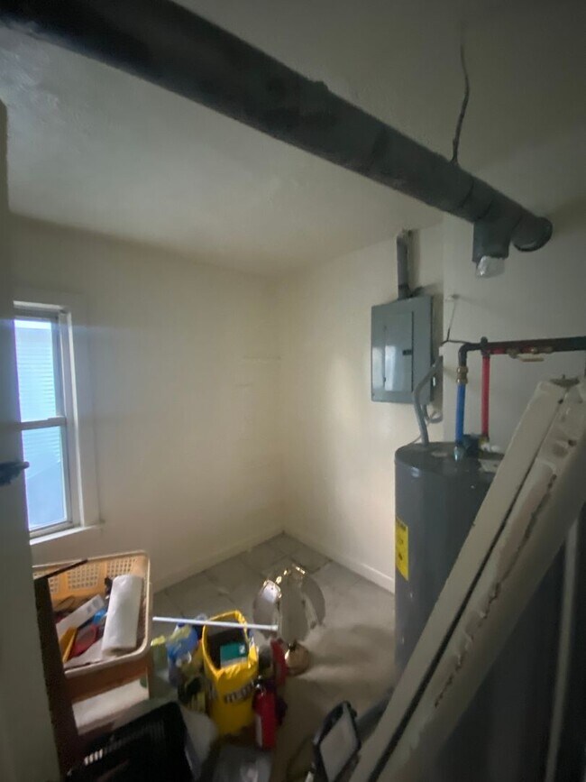 Building Photo - 2nd fooor walk-up duplex in historic house...