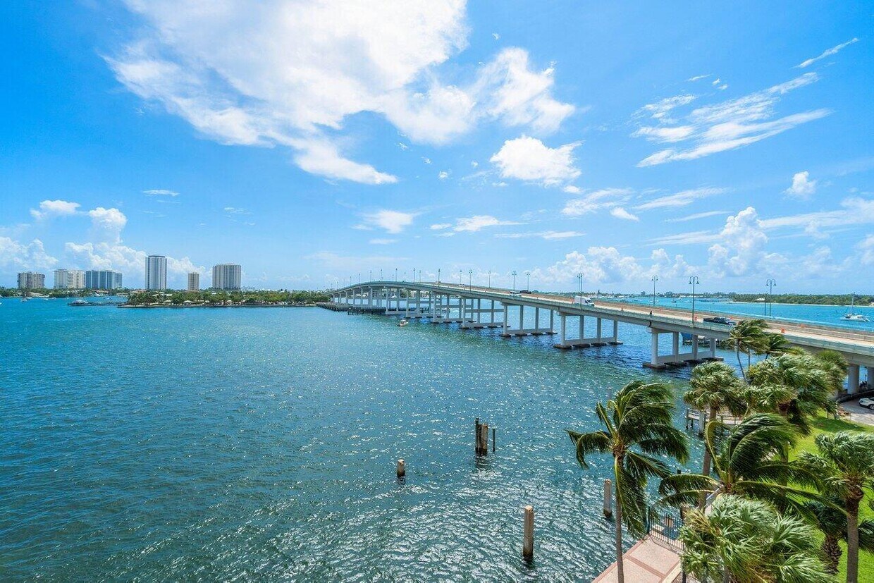 Primary Photo - 2640 Lake Shore Dr