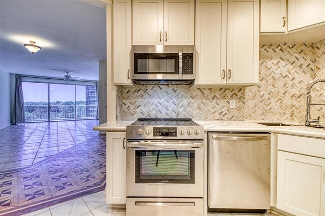 Building Photo - 5050 Woodway Dr