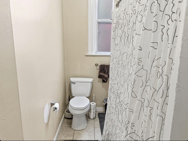 Foto del edificio - 122 E University Ave